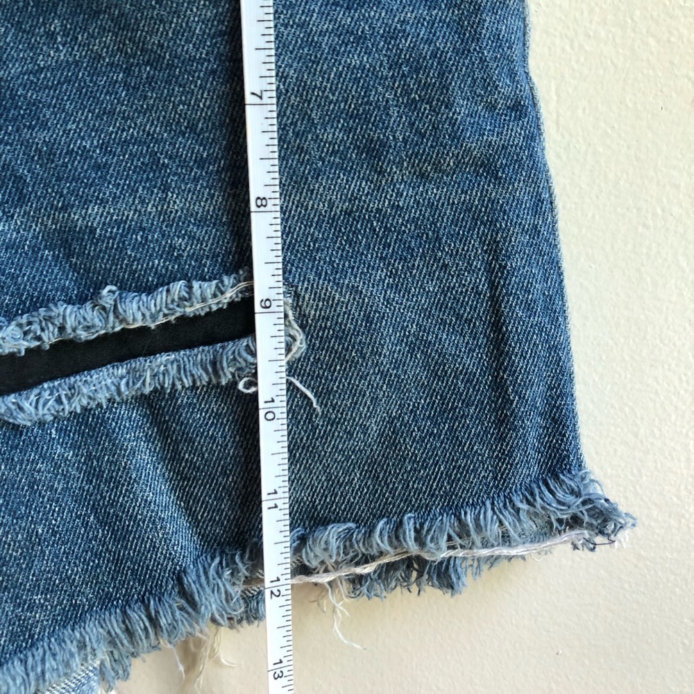 Vintage 90s Levi’s rhinestone embellished distressed denim shorts - Picture 6 of 10